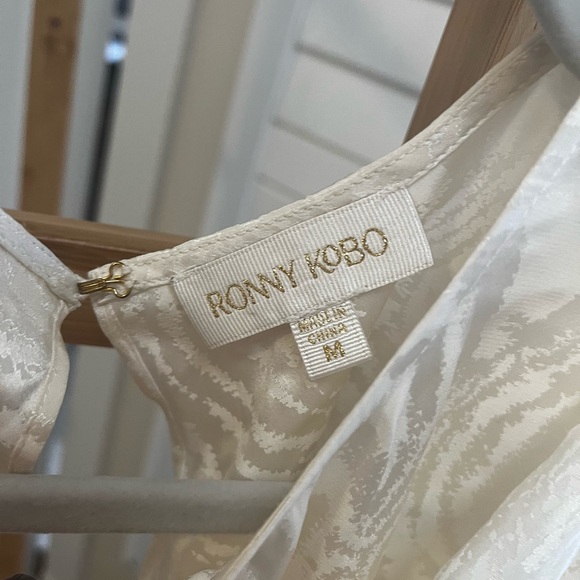 Ronny Kobo Silk open back top. Stunning. NWOT Size M - Picture 6 of 9